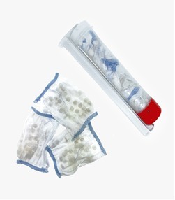 圖三：內含迷你海棉顆粒的注射劑（XSTAT），可因應傷口大小而選擇不同醫材。[5]